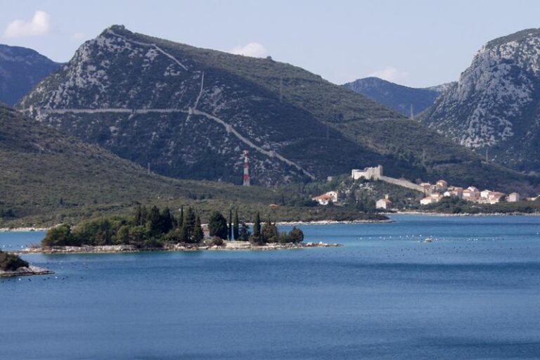 Kitovi u blizini Pelješkog mosta iznenadili mnoge